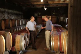 Martin Walker (re) mit dem Besitzer des Weingutes &bdquo;Chateau Tiregand&ldquo;, einem Nachkommen des ber&uuml;hmten Autors Antoine de Saint-Exup&eacute;ry.