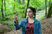 Tika (Derya Dilber) hat eine besondere Eichelh&auml;her-Feder gefunden. Tika und ihre Clique 'Crazy Bees' suchen jemanden, der uralte B&auml;ume im Wald zerst&ouml;rt.