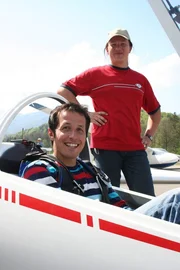 Von links: Willi mit Segelfluglehrer Stefan Brockelt in Unterw&ouml;ssen.