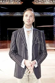 Hugo (Hubertus Regout) hat eine B&uuml;hnenkollektion f&uuml;r ein Revuetheater entworfen und ist aufgeregt, als er diese erstmals vor Ort pr&auml;sentiert.