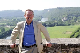 Martin Walker vor der beeindruckenden Landschaft des P&eacute;rigord mit seinem Hauptfluss, der Dordogne.