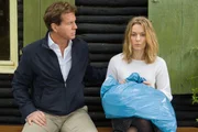Rainer (Thomas Heinze) und Eva (Lisa Martinek) sind sich uneins dar&uuml;ber, was mit dem L&ouml;segeld in der blauen M&uuml;llt&uuml;te geschehen soll.