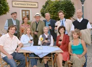 Vereintes Cast-Bild (v.li.): Paul Plattner (Achim Schelhas), Blasius Schmalzl (Branko Samarovski), Elisabeth Horvath (Susa Juhasz), Claudia Plattner (Susanne Michel), Gottfried Schnell (Wolfgang H&uuml;bsch), Hermine Stickler (Christine Ostermayer), Thomas Stickler (Harald Krassnitzer), Georg Plattner (Stefan Fleming), Andrea Plattner (Katharina Stemberger), Anna Stickler (Britta Hammelstein), Siegfried Knopf (Michael Sch&ouml;nborn).