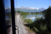 Mit der Eisenbahn kann man komfortabel durch die Wildnis von Alaska fahren.