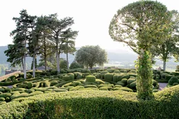 Die G&auml;rten von Marqueyssac befinden sich auf einem Felsvorsprung &uuml;ber dem Dordogne-Tal.