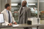 W&auml;hrend das Team den Fall des &auml;ngstlichen Anwalts untersucht, w&auml;chst Taubs (Peter Jacobson, l.) Interesse an Foremans (Omar Epps, r.) Privatleben ...
