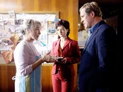 Hermine (Christine Ostermayer) erkl&auml;rt ihren Kindern Andrea (Katharina Stemberger) und Thomas (Harald Krassnitzer) den geplanten Umbau des Gasthofes.