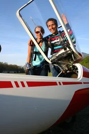Willi darf mit Segelflugpilotin Katrin D&ouml;derer der Segelflugschule Unterw&ouml;ssen einen Alpensegelausflug machen.