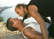 Lesniak (Alexander Radzun, oben) hat Jan (Nick Wilder) &uuml;berrumpelt, obwohl dieser ihm gerade noch das Leben gerettet hat.