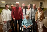 Friedel (im Rollstuhl) freut sich immer &uuml;ber Familienbesuch &ndash; vier Generationen sind hier auf einem Bild.