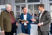 Kulturdezernent Dr. Frank Baumgartner (Oliver B&uuml;rgin, M.) kann f&uuml;r die Kommissare Stadler (Dieter Fischer, l.) und Hansen (Igor Jeftic, r.) die altdeutsche Chronik entziffern.