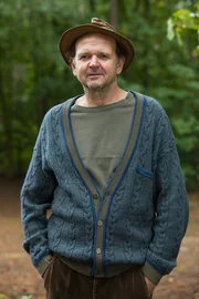 Kalle (Norbert St&ouml;&szlig;) fragt sich, was Rainer und Eva Kl&uuml;ber auf diesem Hof, mitten in Brandenburg, verloren haben.