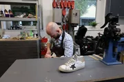 Dominik Egger beim Schuhe reparieren.
