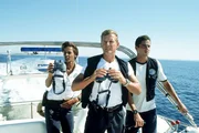 Jan (Nick Wilder, Mi.), Marc (Oliver Bootz) und Eva (Nadja Abd el Farrag) beobachten ein herrenloses Boot.