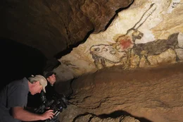 Kameramann Erhard Seidl (li) und Regisseur G&uuml;nter Schilhan bei den Dreharbeiten in der H&ouml;hle von Lascaux II.