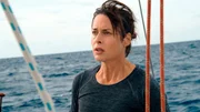 Rike (Susanne Wolff, Bild) alleine mit ihrem Segelboot in See.