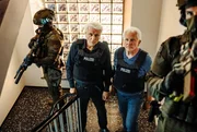 Von links: Kriminalhauptkommissar Franz Leitmayr (Udo Wachtveitl) und Kriminalhauptkommissar Ivo Batic (Miroslav Nemec) mit den SEK Beamten im Treppenhaus des Karahauses.