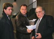 Kriminalhauptkommissar Kehler (Wolfgang Bathke, M.) und sein Kollege Wolniak (Uwe Fellensiek) befragen nach dem Bank&uuml;berfall Herrn Becker, den Bankdirektor (Jochen Senf, r.).