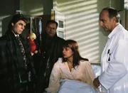 Das Baby von Frau K&ouml;rner (Steffi Krautz) ist aus dem Krankenhaus entf&uuml;hrt worden. Die beiden Kriminalkommissare Wolniak (Uwe Fellensiek, li.) und Kehler (Wolfgang Bathke, Mi.) &uuml;bernehmen den Fall. (re. Raphale Wilczek als Dr. Willing)