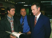 Herr Sommer (Gerd Blahuschek, r.) wird von den beiden Kommissaren Wolniak (Uwe Fellensiek, l.) und Kehler (Wolfgang Bathke) &uuml;ber seine Mitarbeiter des Kaufhauses vernommen.