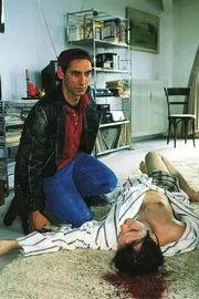 Kallmann (Udo Jolly, l.) findet die Leiche seines Kollegen Horvath (Gerd Jochum) erschossen in dessen Wohnung.