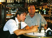 Wolniak (Uwe Fellensiek, l.) ist vom Dienst suspendiert. Er soll einen Verd&auml;chtigen kaltbl&uuml;tig erschossen haben. Sein Kollege (Wolfgang Bathke als Stefan Kehler) versucht ihn zu beruhigen.