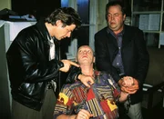 Die beiden Kommissare Kehler und Wolniak (Wolfgang Bathke, r., Uwe Fellensiek) haben Kurt Kolberg (J&uuml;rgen Bierfreund) festnehmen k&ouml;nnen. Der ehemalige Komplize zweier Drogenh&auml;ndler soll die beiden auf eine heisse Spur f&uuml;hren.