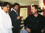 Der bekannte Schlagers&auml;nger Bernie Carlo (Tommi Piper, li.) wird beschuldigt, ein siebzehnj&auml;hriges M&auml;dchen vergewaltigt zu haben. Kriminalkommissar Wolniak (Uwe Fellensiek, Mi.) befragt ihn und Bernies Freund Harry (Martin Semmelrogge) dazu.