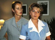 In einem Pflegeheim ist ein Patient grausam ermordet worden. Staatsanw&auml;ltin Glaser (Britta Schmeling, li.) versucht &uuml;ber Helma Senger (Janette Rauch), die Leiterin des Hauses, etwas herauszubekommen.