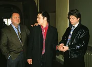 Die beiden Kommissare Kehler (Wolfgang Bathke, li.) und Wolniak (Uwe Fellensiek) nehmen Jacky Tengel (Georg Nickels) fest. Die beiden Kommissare Kehler (Wolfgang Bathke, li.) und Wolniak (Uwe Fellensiek) nehmen Jacky Tengel (Georg Nickels) fest.
