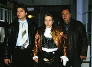 Die beiden Kommissare Kehler (Wolfgang Bathke, re.) und Wolniak (Uwe Fellensiek, li.) nehmen Prizzy (Daniel Luptowski) fest. Er wird verd&auml;chtigt einen Bankier ermordet zu haben.