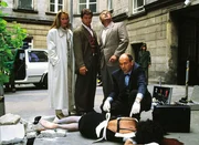 Eine farbige Frau ist aus dem Fenster gefallen. Dr. Duhler (Klaus Schindler, re.) zeigt seinen Kollegen Glaser, Wolniak und Kehler (Britta Schmeling, Uwe Fellensiek, Wolfgang Bathke), da&szlig; es sich um einen wei&szlig;h&auml;utigen Mann handelt, der mit Theaterschminke &uuml;bermalt wurde.