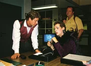 Sigurd Faust (Christoph Eichhorn) wird verd&auml;chtigt, einen jungen Mann veranla&szlig;t zu haben, in den Tod zu springen. Die beiden Kommissare Wolniak (Uwe Fellensiek, li.) und Kehler (Wolfgang Bathke, re.) verh&ouml;ren ihn dazu.