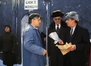 Konstantin Durow (Bernd Stegemann, l.) und Oberstaatsanwalt Gerhart Lotze (Henry van Lyck, r.), (Komparse, M.)