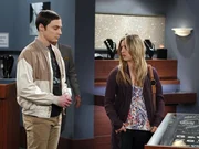 Nachdem Sheldon (Jim Parsons, l.) durch sein Verhalten Amy verletzt hat, m&ouml;chte er ihr zur Wiedergutmachung ein Geschenk kaufen. Penny (Kaley Cuoco, r.) steht ihm dabei zur Seite ...