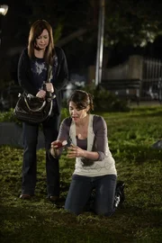 W&auml;hrend sich Lily und Marshall auf den Umzug nach Rom vorbereiten, versucht Robin, im Central Park ein Medaillon zu finden, das sie als junges M&auml;dchen dort heimlich vergraben hatte ...