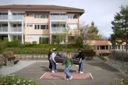 Unser Name ist Ausl&auml;nder
Die Geschwister tragen ihr Wohnzimmer auf den Spielplatz
SRF/HSLU Luzern