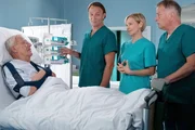 In aller Freundschaft Staffel 26 Bernhard Bettermann als Dr. Martin Stein (2. v.l.), Andrea Kathrin Loewig als Dr. Kathrin Globisch (2. v.r.), Thomas R&uuml;hmann als Dr. Roland Heilmann (r.)