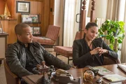 Julian (T.I., l.); Marisol (Genesis Rodriguez, r.)