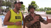 S04F04: Sascha und Dennis moderieren die "Miss Marina"-Wahl.