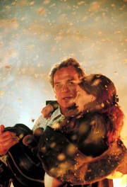 Kann Mike (Tommy Lee Jones, l.) Kelly (Gaby Hoffmann, r.) in Sicherheit bringen?; Kann Mike (Tommy Lee Jones, l.) Kelly (Gaby Hoffmann, r.) in Sicherheit bringen?