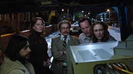 L-R:  Harry Whitmark (Abhi Sinha), Anita Gregory (Franka Potente), Maurice Grosse (Simon McBurney), Ed Warren (Patrick Wilson) und Lorraine Warren (Vera Farmiga)