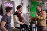 Bambi (Ben Heinrich, r.) erf&auml;hrt &uuml;berrumpelt, dass er f&uuml;r die Budapest-Reise gegen seine Freunde antreten muss. Links Ferhat (Harun Yildirim), in der Mitte Paco (Milos Vukovic).