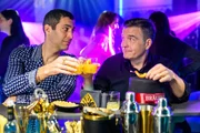 Dragan (Florian Thunemann, l.) und Felix (Patrick Linke) ahnen, dass Matteo noch Schweres bevorsteht.