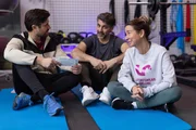 Paco (Milos Vukovic, l.) und Ferhat (Harun Yildirim) fordern sich vor Ute (Isabell Hertel) gegenseitig zu dem Wettbewerb heraus.
