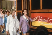 Kathy Morningside (Candice Bergen, vo.li.) hat es schwer mit der schlagfertigen und kritischen Gracie Hart (Sandra Bullock), die sich als Undercover-Agentin in die Wahl zur Miss United States eingeschleust hat.