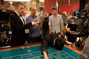 Rowan Atkinson (spielt den Johnny English, l.) spricht mit Regisseur Oliver Parker (2.v.l.)
