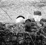 Wenn sie eine hei&szlig;e Spur verfolgt, dann klettert sie auch schon mal ein paar W&auml;nde hoch: Hobbydetektivin Miss Marple (Margaret Rutherford) ...