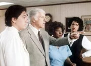 (v.l.n.r.) Jack (Scott Baio), Mark (Dick Van Dyke), Delores (Delores Hall) und Amanda (Victoria Rowell) konnten den Mord im Krankenhaus nicht verhindern.
