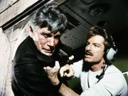 Colonel Litvak (Mitchell Ryan, li.) hat den Computer-Experten Murray entf&uuml;hrt. Cody (Perry King) will von ihm wissen, wo Marray sich aufh&auml;lt.